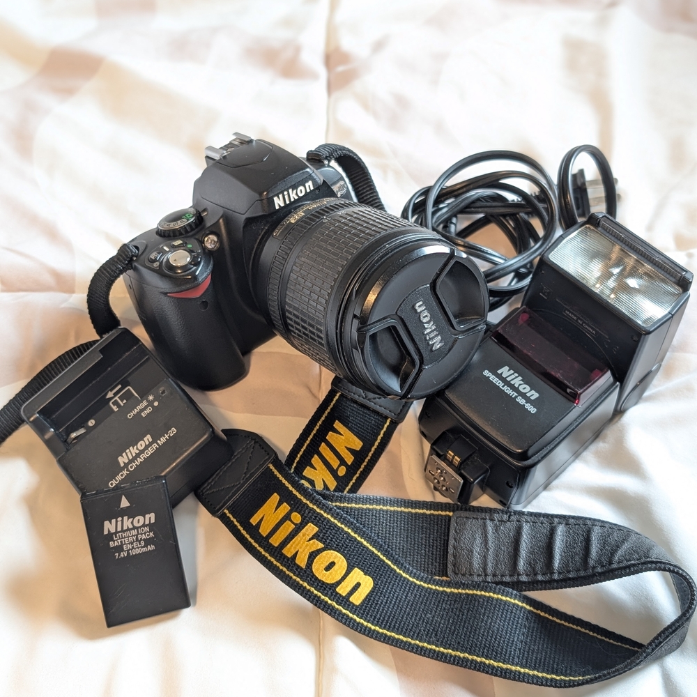 Nikon Black DSLR Camera W/ Flash and Charger Nikkor 18-105 mm VR Lens - Picture 2 of 10